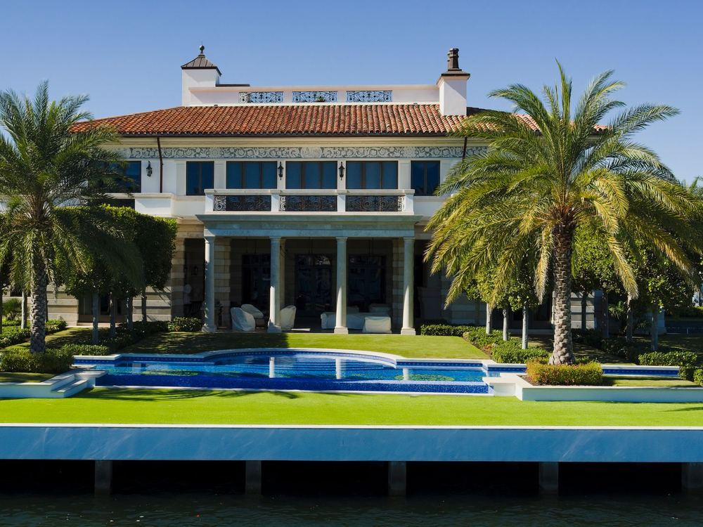 Tropical house with a garden and pool in South Florida